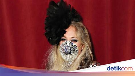 Mevvah Artis Datang Ke Pesta Pakai Masker N95 Bergaya Bola Disko