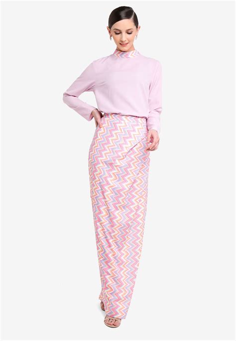 Baju kurung khas malaysia baju kurung khas malaysia ini bisa jadi alternatif supaya selalu tampil santun nan elegan! ANTIGUA TUCK IN BAJU KURUNG WITH STAND COLLAR - PINK. Feel ...