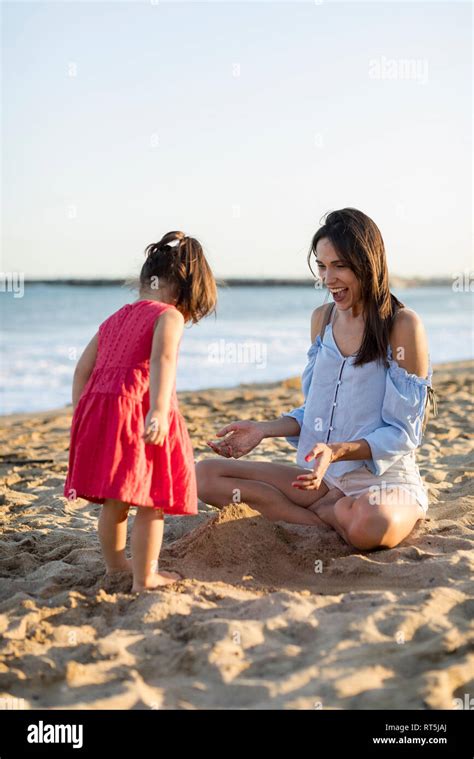 Madre E Hija Jugando En La Playa Fotografía De Stock Alamy