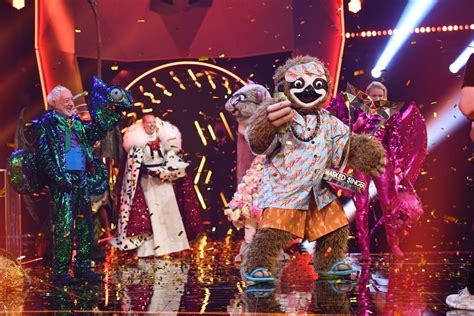 German version of the popular reality show involving mystery singers in costumes. The Masked Singer: Tom Beck & Gregor Meyle hatten Corona