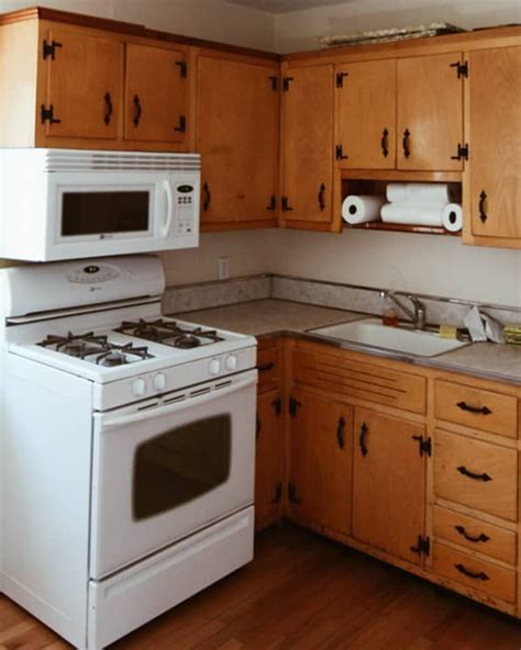 You have no idea how much grease there is on your kitchen cabinets. Before and After: The Secret to Successfully Painting Old Kitchen Cabinets | Old kitchen ...
