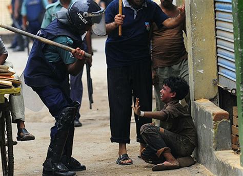 Policías Pegando A Niños