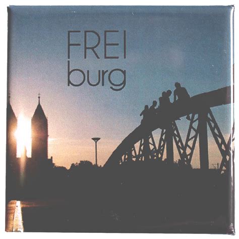 Junge freiburger haben es sich auf den blauen metallbögen der brücke. Kühlschrankmagnet Freiburg - Blaue Brücke in Abendstimmung