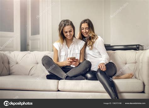 Zierliches Girl Bekommt Auf Der Couch Samendusche Ins Gesicht Telegraph
