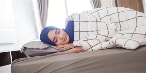 Berikut beberapa cara agar cepat tidur dan bisa bangun pagi: 20 Cara Cepat Tidur untuk Kamu Pengidap Insomnia - seruni.id