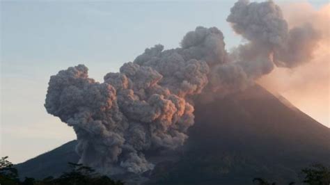 Gunung Merapi Erupsi Senin Sore Keluarkan 4 Kali Awan Panas Guguran