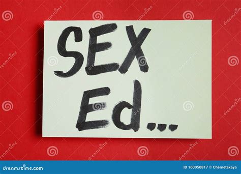 Pieza De Papel Con El Texto Sex Ed `sobre Fondo Rojo Imagen De Archivo Imagen De Conocimiento
