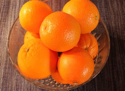 Make A Pomander Of Oranges Cloves And Spices