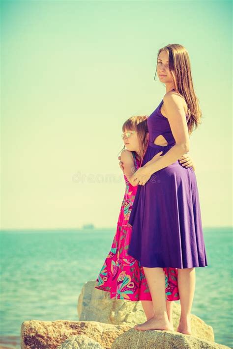 Madre E Hija Posando En Las Rocas Del Mar Imagen De Archivo Imagen De