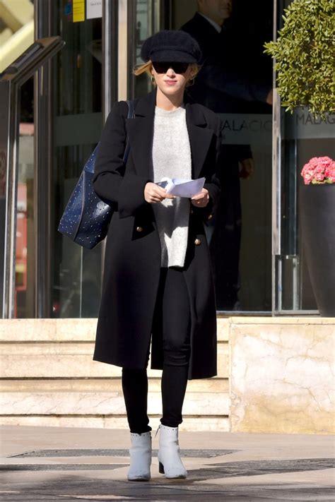 Phoebe dynevor had had quite the journey to get to where she is today as a famous and successful phoebe dynevor has undergone a stunning transformation. Phoebe Dynevor in Malaga, Spain 01/12/2018 • CelebMafia