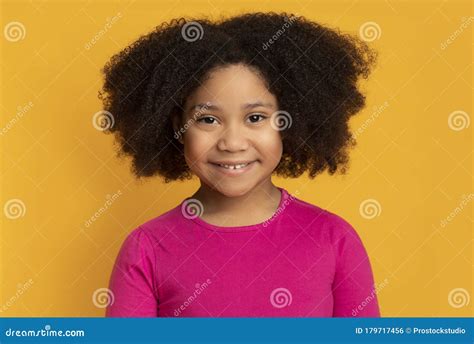 Retrato De Una Adorable Niñita Negra Rizada Sonriendo a La Cámara Foto de archivo Imagen de
