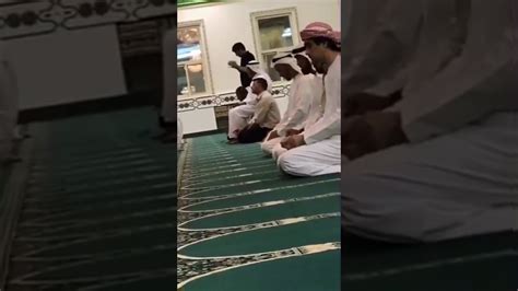 تفاجئ المصلون في أحد مساجد دبي اليوم بالشيخ محمد بن زايد وهو يصلي