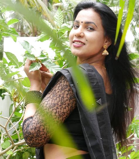 instagram south indian model shanaya shannu black saree photos navel queens