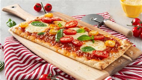 Margherita Flatbread Pizza Fresh Homemade Pizza In Minutes Youtube