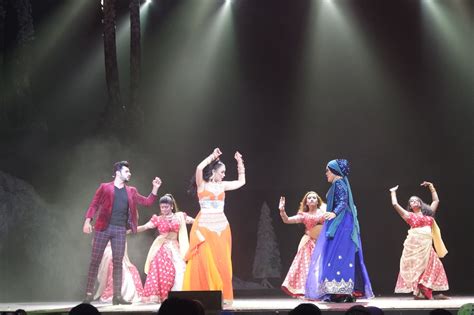 Pada masa yang sama mak cun sedang mengatur persiapan perkahwinan atul dan kamarul. BOLLYWOOD DAN ISU SEMASA DALAM TEATER MAK CUN D'WALEI