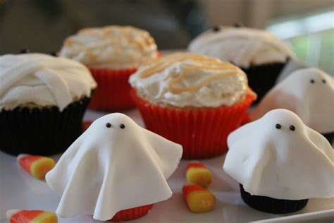 Delicious Dishings Fondant Ghosts And Mummies For Halloween