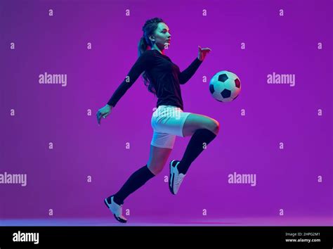 Retrato Dinámico De Jugador De Fútbol Femenino Practicando Con Balón De Fútbol Aislado Sobre