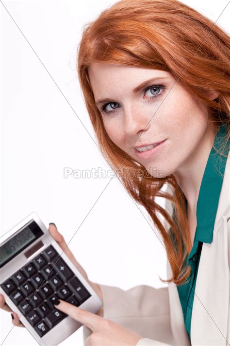 Junge Geschäftsfrau Lächelnd Mit Taschenrechner Lizenzfreies Foto 9703836 Bildagentur
