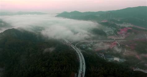 Berbeda dengan tiga gunung yang lebih tinggi lainnya, gunung ini berada di daerah sarawak. Jambatan Jalan Raya Tertinggi Di Malaysia Kini Dibuka ...