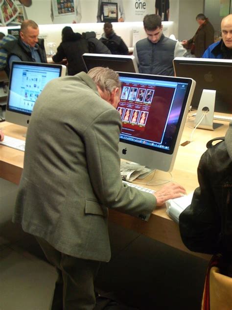 Old Perv Uses Imac To Look At Porn In An Apple Store