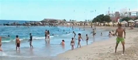 Bañistas se concentran en playas de La Guaira este Oct La Prensa de Lara