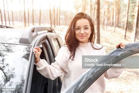 arabada seyahat etmek arabada oturan siyah saçlı güzel bir kadın Ülke tatilleri stok fotoğraflar