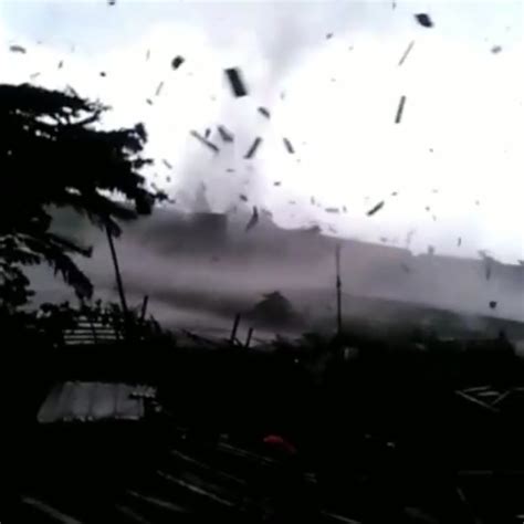 angin puting beliung melanda rancaekek bandung atri handayani di rancaekek bandung kabupaten