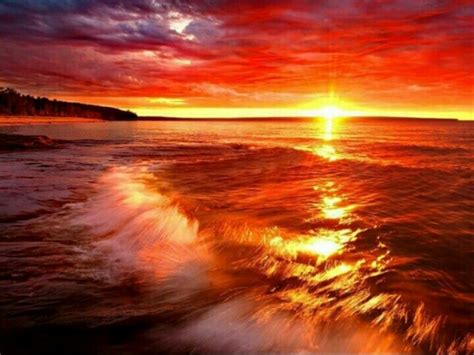 Surah ini tergolong sebagai surah makkiyah. TAFSIR AL QUR'AN BAHASA MELAYU. : 81:1-14 Tafsir Surah At ...