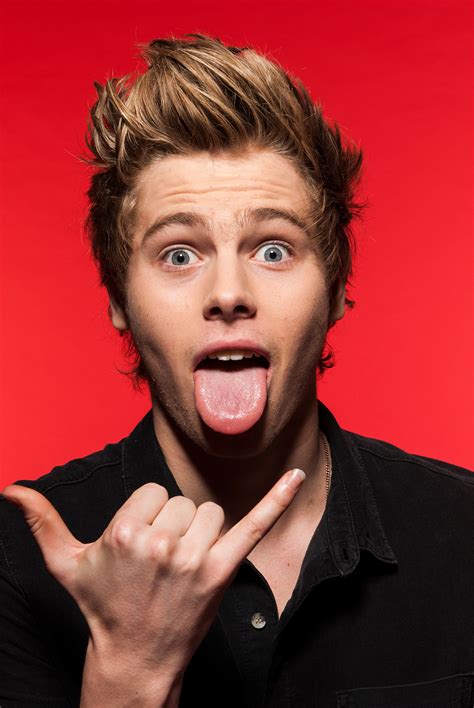 He is widely popular for being the lead guitarist and rhythm guitarist of the band 5 seconds of summer. Luke Hemmings - Fotolip