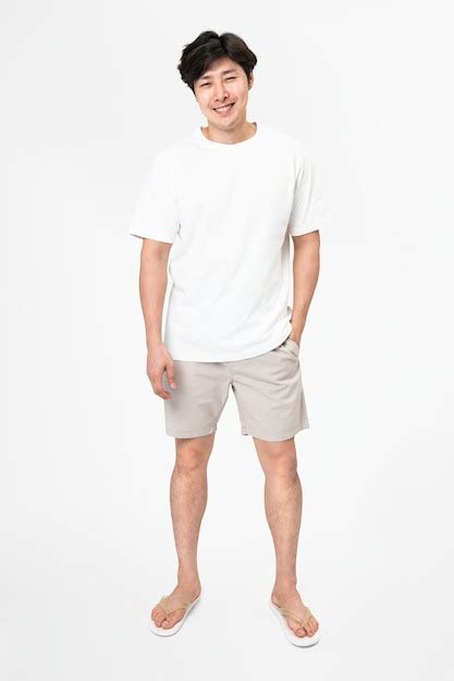 흰색 티셔츠와 반바지 남성용 기본 착용 전신 무료 사진