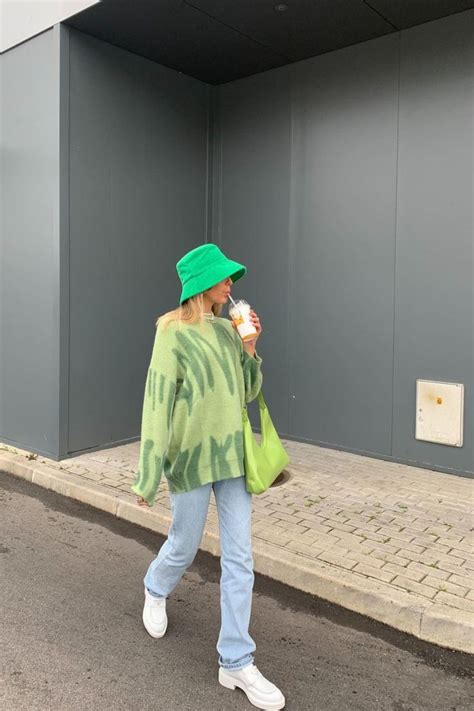 Colorful Green Outfit And Bucket Hat Instagram Photo Idea Ropa Ropa