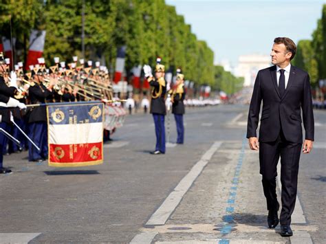 Emmanuel Macron Donne Le Coup Denvoi Du Traditionnel Défilé Du 14 Juillet Challenges