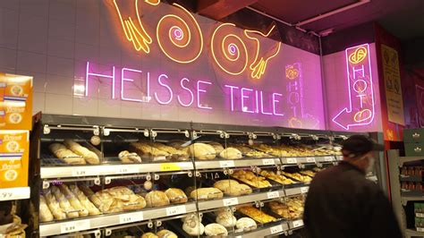 Wischen sie durch mehrere tabs mit vielen. Kult-DISCOunter auf der Reeperbahn: Olivia Jones weiht ...