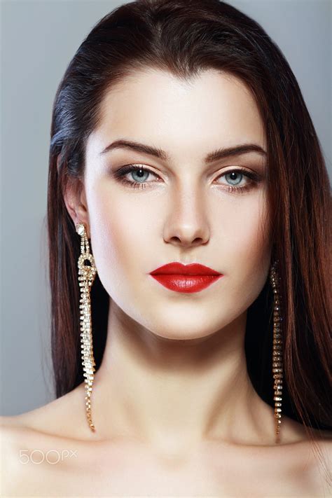 Beautiful Woman Face With Perfect Make Up And Red Lips Anfas Belleza Mujer Cara Hermosa