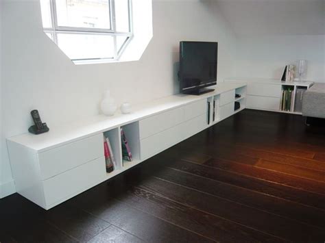 Un meuble bas tv long blanc laqué de 2 m ou votre téléviseur trônera, des rangements sont prévus à l'intérieur du meuble tv bas. buffet bas long