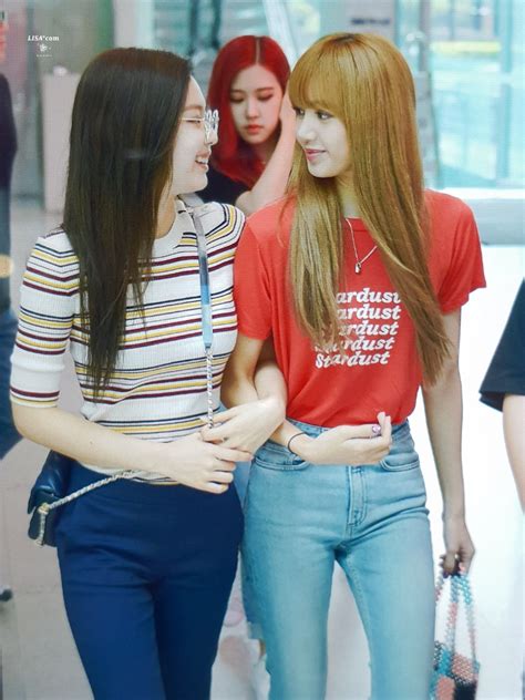 Lisa Red Top With Jennie And Rose At The Back😀😀 Lisa Black Pink Pink