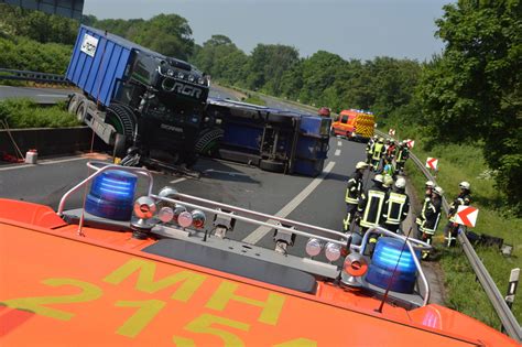 A40 nach Lkw-Unfall voll gesperrt - Mülheim an der Ruhr