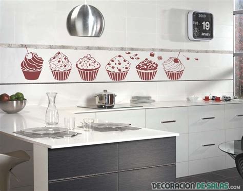 Renueva la cenefa y los azulejos de la cocina con vinilos decorativos. Vinilos para alegrar la decoración de tu cocina