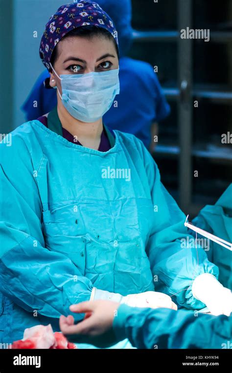 Doctor Lale Kilich Realizar Una Cesárea De Un Quirófano De Un Hospital De Maternidad En Bakú 17