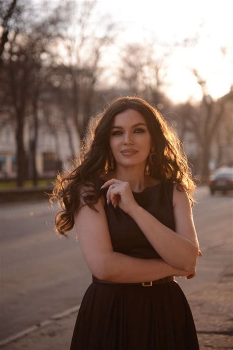 Beautiful Svetlana Y O From Kiev With Dark Brown Hair Id Ukrainian Brides