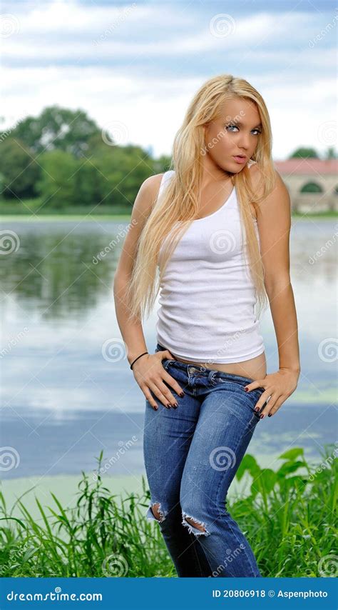 Junge Blonde Frau Im Weißen Trägershirt Und In Den Jeans Stockfoto Bild Von Nave Schön 20806918