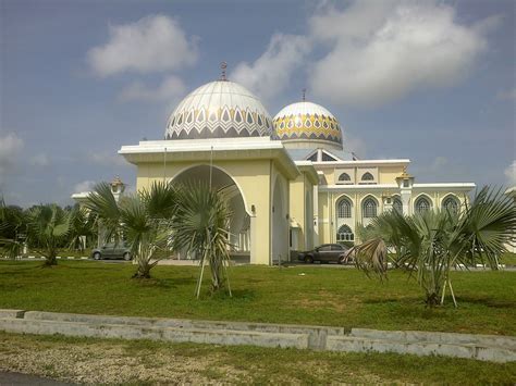 Keinginan beliau (membakar rumah) orang yang tidak ikut shalat berjamaah di masjid merupakan dalil yang sangat jelas akan wajib ainnya shalat berjamaah di masjid8. NIDA'UL ISLAM: Solat jamak di Masjid Baru Pekan, Pahang