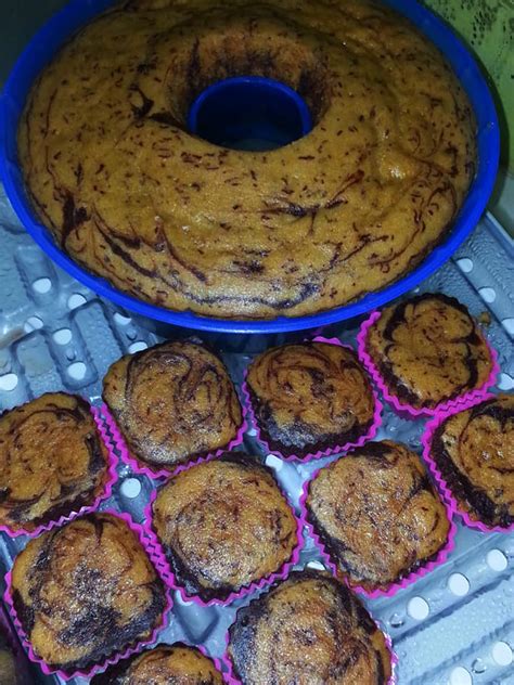 2 cawan tepung gandum 1 cawan gula 1 cawan minyak 1 cawan pisang yang siap dilenyek 4 biji telur 1 sudu teh soda bikarbonat 1 sudu teh baking powder 2 sb serbuk koko esen vanilla. Resipi Kek Pisang Kukus Moist - Contoh O