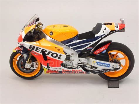 This bike looks a lot better in real life ! minichamps Honda RC213V Team Repsol #93 World Champion ...