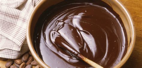 Mettete il latte a bollire con il baccello di vaniglia inciso. Crema pasticcera al cioccolato fondente