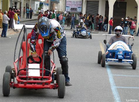 Los juegos tradicionales como el trompo, los ensacados, el baile del palo, de las sillas, que se realizan en todos los barrios de la ciudad, llaman la atención de grandes y pequeños. Juegos Tradicionales De Quito - La Ronda Una Calle Llena ...