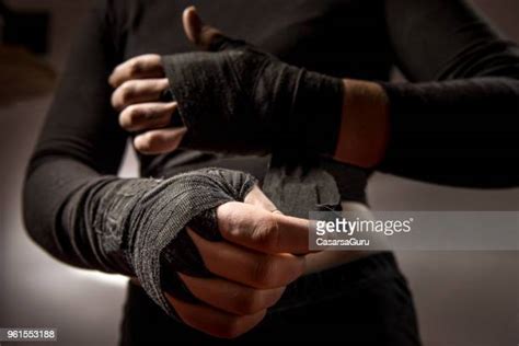 Boxer Wrapping Hands Photos Et Images De Collection Getty Images