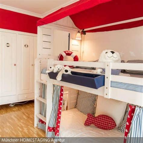 Das Hochbett wurde mit den entsprechenden Accessoires zur ...