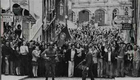 Revolução dos cravos), also known as the 25 april (portuguese: 25 de abril de 1974: Revolução dos Cravos põe fim a mais ...