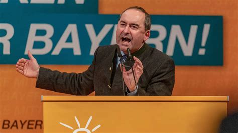 Damit wird eine frage befeuert, die sich seit beginn der krise immer wieder aufdrängt. Hubert Aiwanger: Blamiert sich bei Rede auf Englisch ...